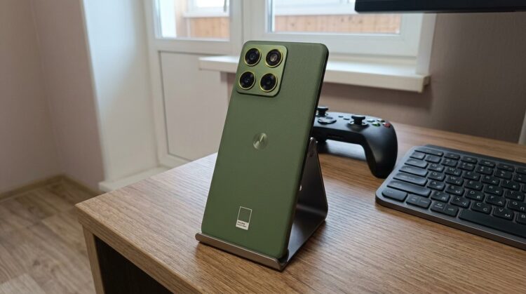 Смартфон Motorola на подставке, блок камер крупным планом