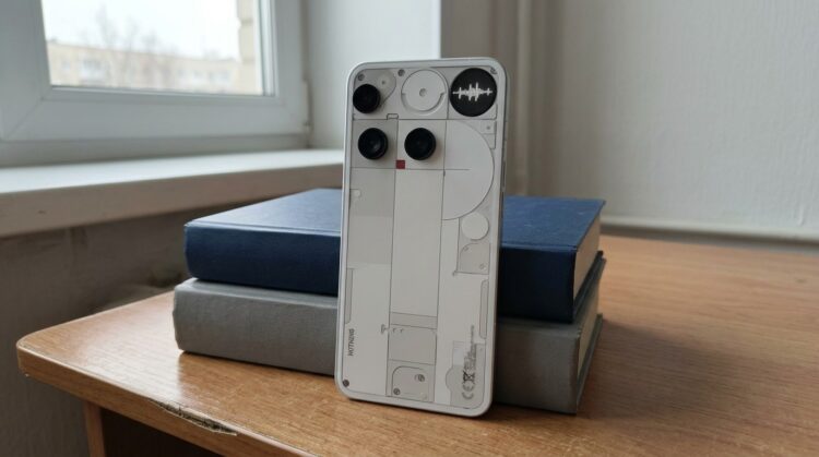 Смартфон Nothing Phone (3) на стопке книг, вид сзади