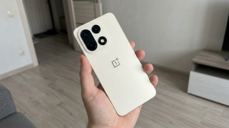 Смартфон OnePlus в руке, вид сзади