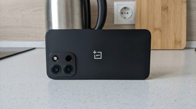 Задняя панель смартфона OnePlus Nord 6 с блоком камер