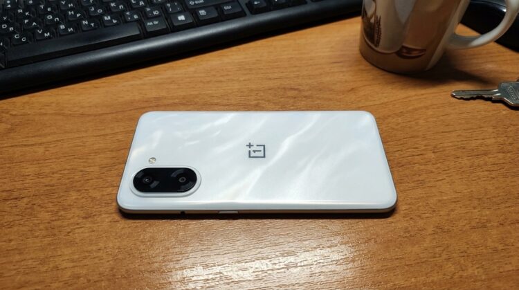 Смартфон OnePlus Nord CE 5 на деревянном столе