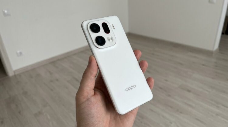 Смартфон Oppo Find X9 Pro в руке, блок камер