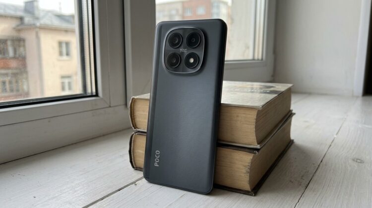 Смартфон Poco с блоком квадрокамер на задней панели