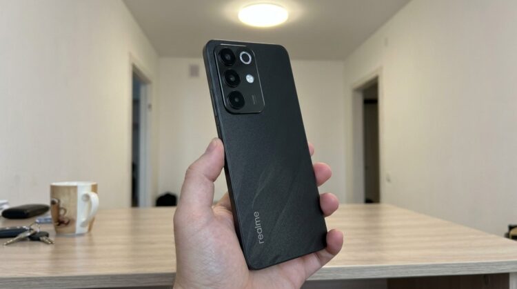 Смартфон Realme в руке, задняя панель с камерами