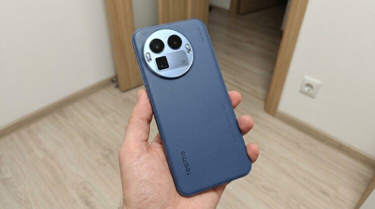 Смартфон Realme GT8 Pro в руке