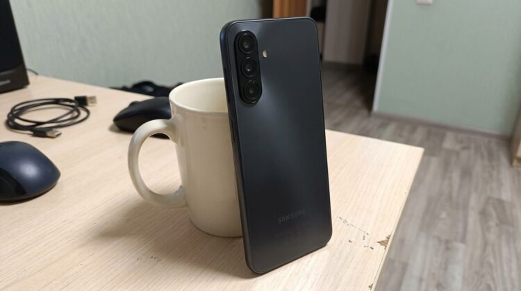 Смартфон Samsung Galaxy A17 задней панелью с камерами