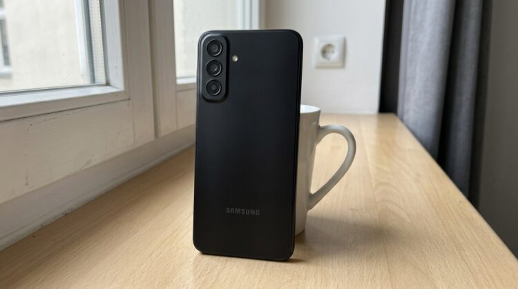 Смартфон Samsung с тройной камерой на задней панели