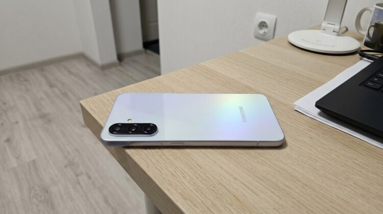 Смартфон Samsung Galaxy A36 на деревянном столе