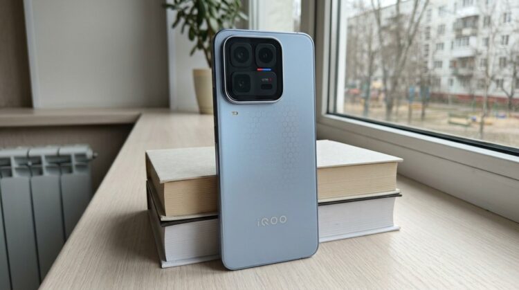 Смартфон iQOO с блоком камер на крышке