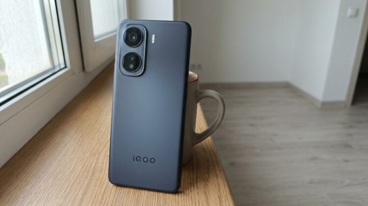 Смартфон iQOO Neo 11 на подоконнике