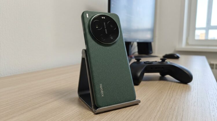Смартфон Xiaomi на подставке, блок камер Leica