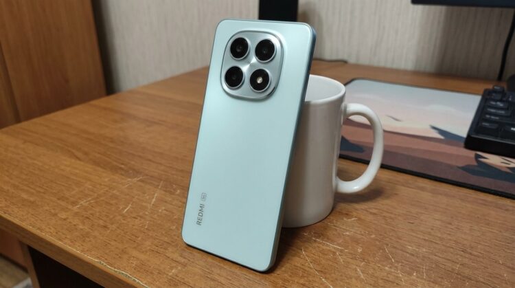 Смартфон Redmi Note 15 5G с блоком камер