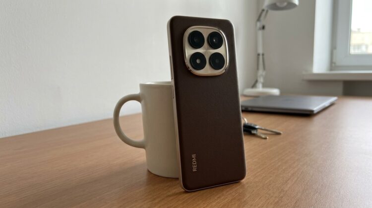 Смартфон Redmi с кожаной задней панелью