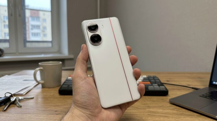 Смартфон Redmi Turbo 4 в руке, вид сзади