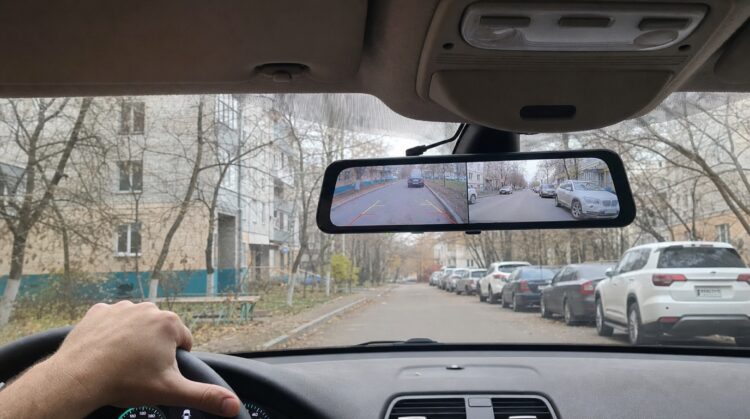 Экран во всё зеркало: вид с задней камеры с разметкой и дорога впереди