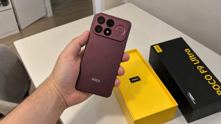 POCO F9 Ultra на фоне коробки. Фото.
