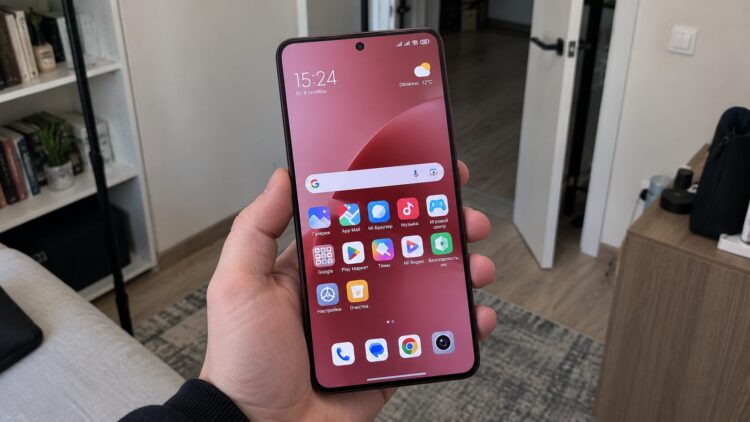 POCO F9 Ultra в руке с включенным экраном. Фото.