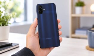 Новый Galaxy A08 в руке