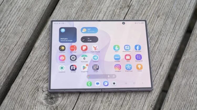 Широкоформатный экран Galaxy Z Fold8 почти без складок. Фото.