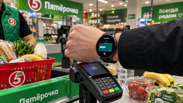 Оплата покупки часами на кассе супермаркета