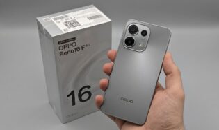 Смартфон OPPO Reno16 F в руке