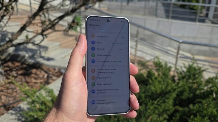 Экран OPPO Reno16 F на ярком солнце