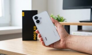 Новый смартфон POCO X8 в руке