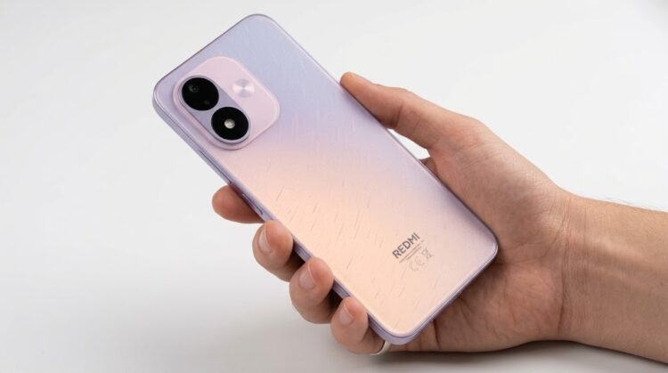 Смартфон REDMI Note 17 в руке. Фото.