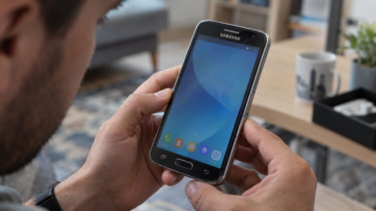Поддельный смартфон Samsung в руках