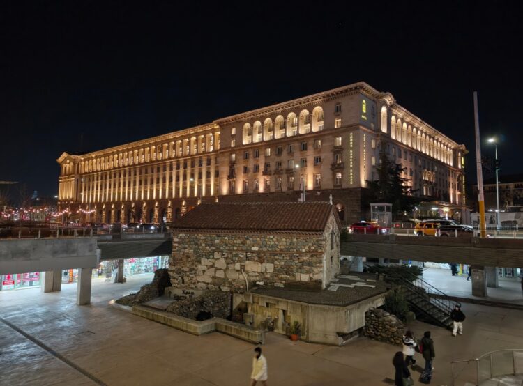 Вечернее фото на основную камеру TECNO 50 Ultra. Источник: gsmarena.com. Фото.