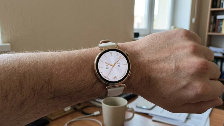 Золотые HUAWEI Watch GT 7 (41 мм) на запястье. Фото.