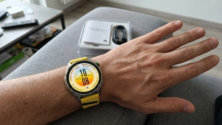 Жёлтые HUAWEI Watch GT 7 (46 мм) на запястье. Фото.