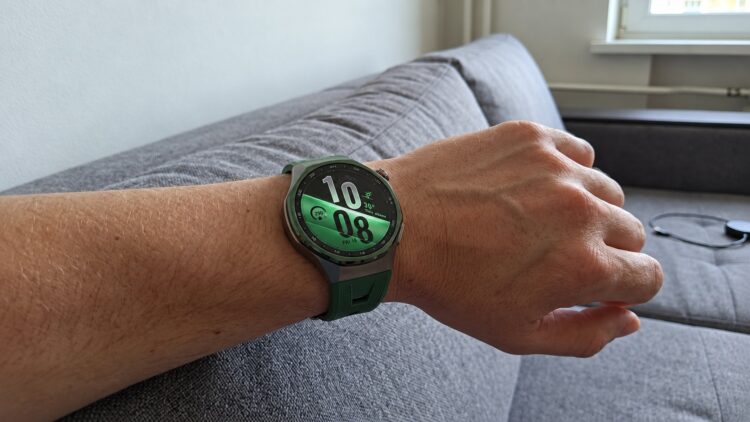 Зелёные HUAWEI Watch GT 7 Pro на запястье. Фото.