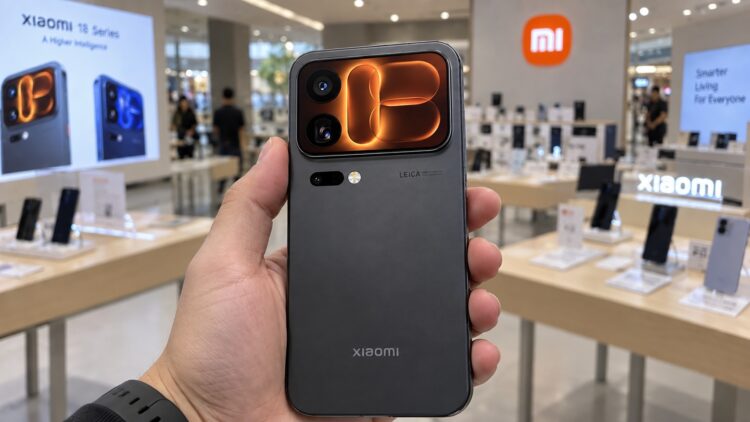 Смартфон Xiaomi 18 Pro в руке