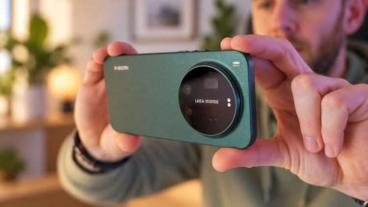 Глобальная версия Xiaomi 17 Ultra, у которой тоже урезанный аккумулятор по сравнению с китайской