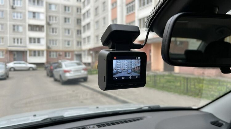 Видеорегистратор 70mai на лобовом стекле, на экране двор с машинами