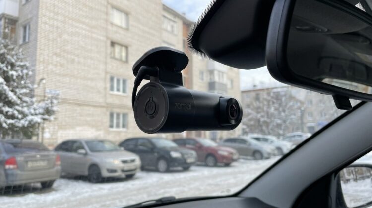 Видеорегистратор 70mai M310 Plus на лобовом стекле автомобиля