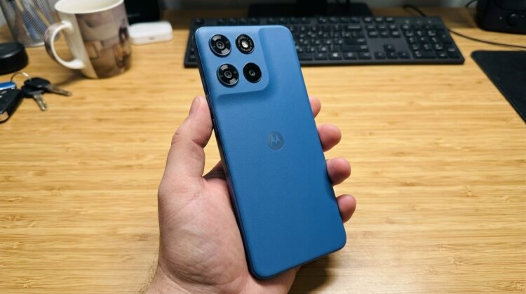 Смартфон Motorola в руке, вид сзади