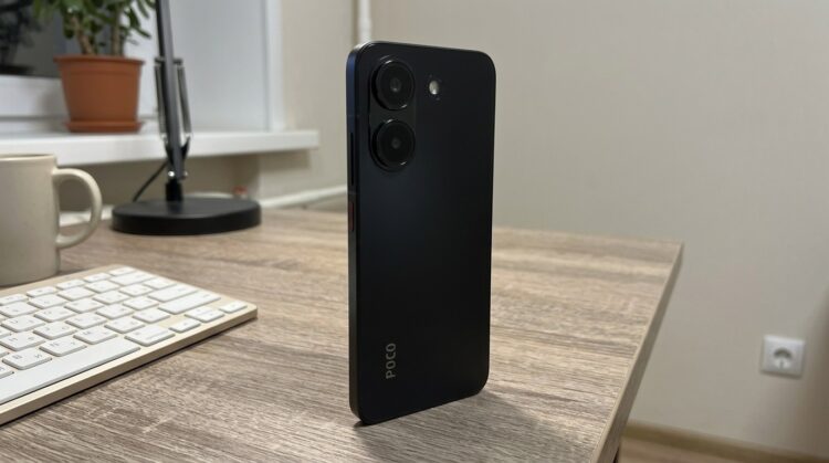 Смартфон POCO X8 Pro на деревянном столе
