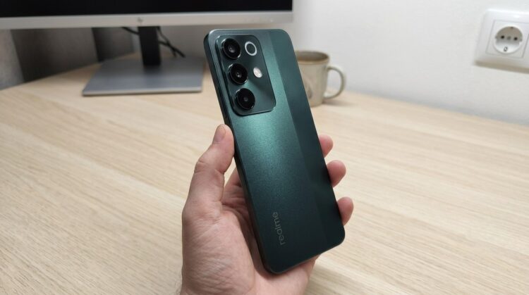 Смартфон Realme в руке, блок камер на задней панели