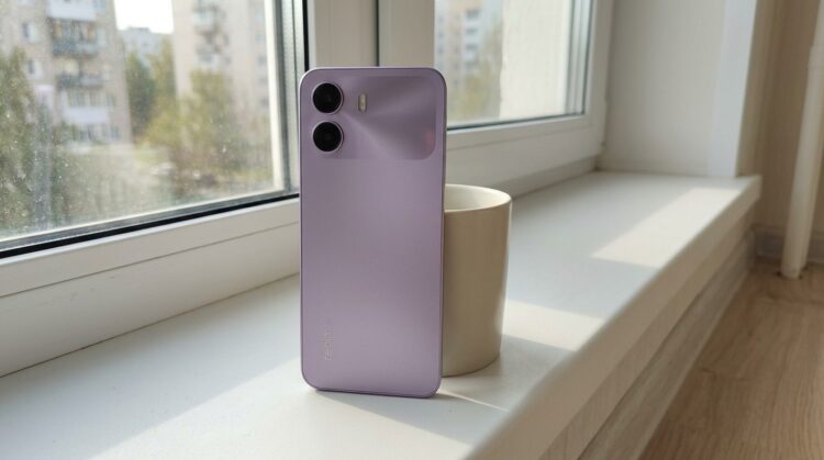 Смартфон Realme в сиреневом корпусе на подоконнике
