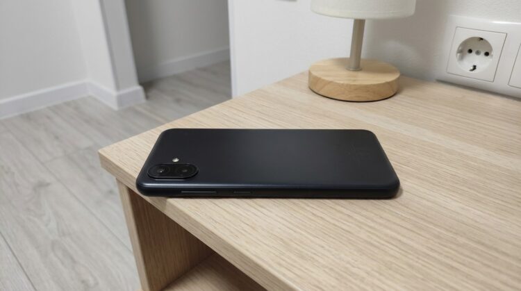 Смартфон Samsung Galaxy A07 на столе