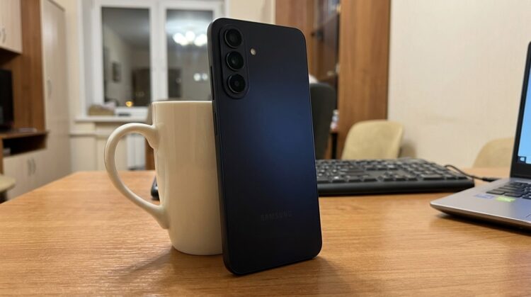 Смартфон Samsung с блоком тройной камеры