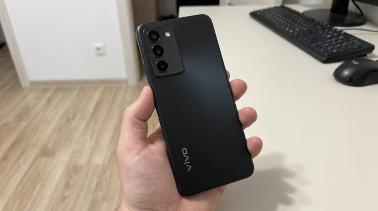 Смартфон Vivo в руке, блок камер крупным планом