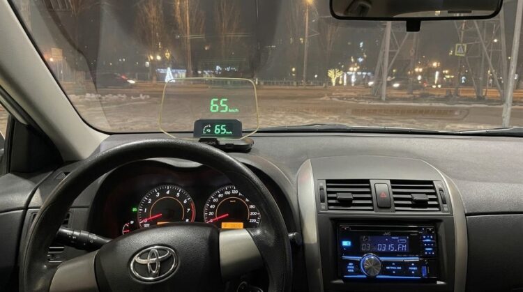Проекция HUD на панели, скорость видна на стекле