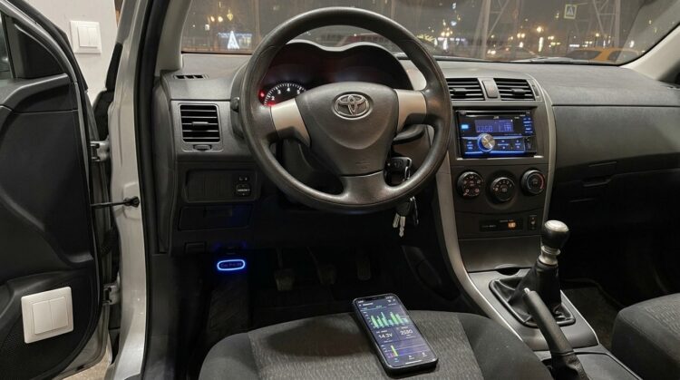 Сканер Vgate в разъёме OBD под рулём