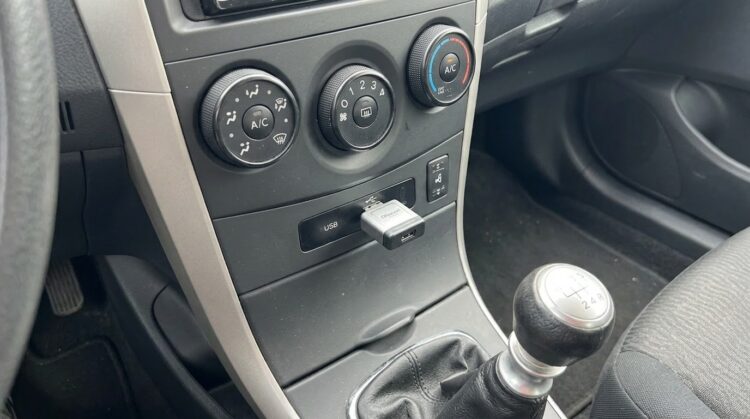 Адаптер Ottocast в USB под блоком климата