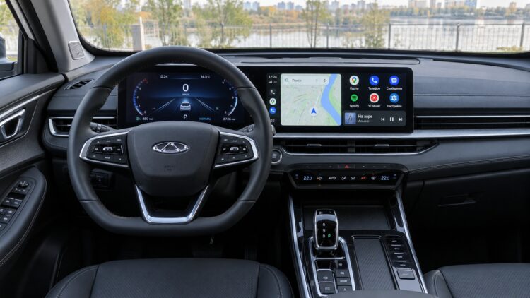 Chery Tiggo 4 с двумя небольшими экранами
