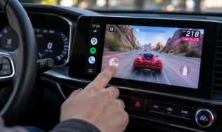 Человек играет на Android Auto