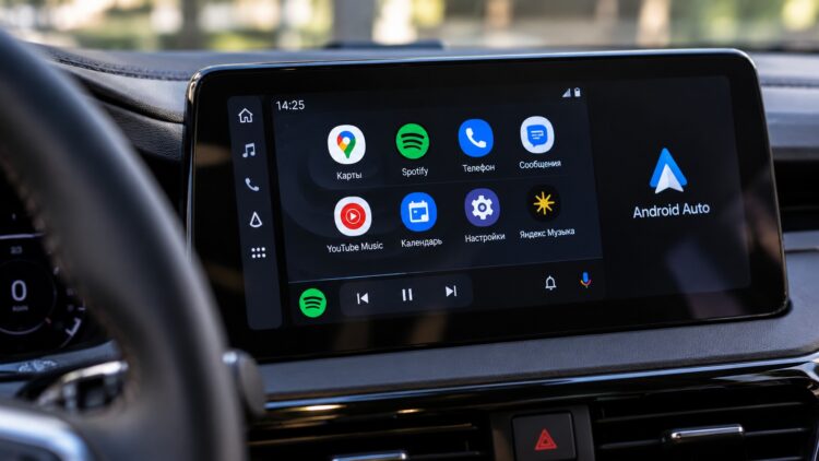 Интерфейс Android Auto в машине